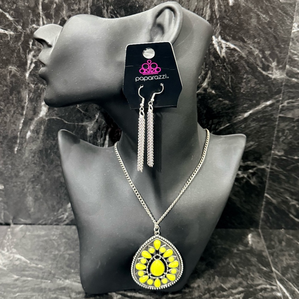 PAPARAZZI Necklace and Earrings Set